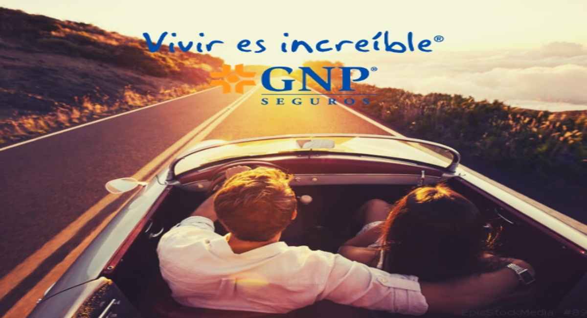 Conductor satisfecho con seguro de auto GNP: Representando la satisfacción del cliente.